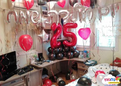 עיצוב חדר יום הולדת 25 בבלונים בצבע אדום שחור