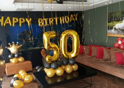 סידור בלונים בסלון ליום הולדת 50